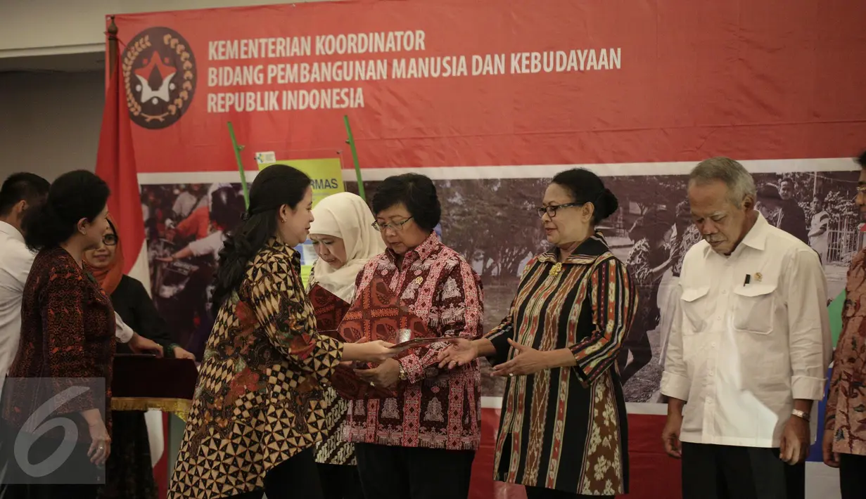 Puan Maharani melakukan penyerahan secara simbolis Alat pengukur tekanan darah di Kementerian Menko PMK, Jakarta, Rabu (22/2). Dalam acara tersebut dilakukan penyerahan alat ukur tekanan darah kepada 64 kementerian/lembaga. (Liputan6.com/Faizal Fanani)