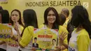 Sejumlah gadis muda cantik membawa poster saat penutupan Munaslub partai Golkar di Jakarta, Rabu (20/12). Dalam Munaslub tersebut Airlangga juga diberi tugas merevitalisasi dan merestrukturisasi kepengurusan Golkar. (Liputan6.com/Faizal Fanani)