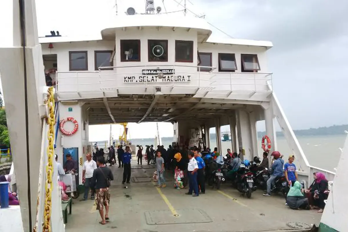 Penyeberangan Ujung Pelabuhan Tanjung Perak Surabaya.