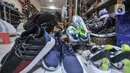 Calon pembeli saat melihat koleksi sepatu impor bekas di toko Second BJR, Kali Baru Timur, Cilincing, Jakarta Utara, Rabu (1/6/2022). Harga sepatu impor bekas mulai dijual oleh Bajuri kisaran Rp250 ribu hingga Rp7 juta per pasang. (merdeka.com/Iqbal S. Nugroho)