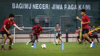 Pelatih kepala Timnas Indonesia, Shin Tae-yong memantau latihan terbuka di Stadion PTIK, Jakarta, Senin (20/03/2023). (Bola.com/Bagaskara Lazuardi)