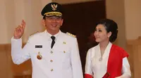 Basuki Tjahaja Purnama atau Ahok didampingi Veronica Tan sebelum pelantikan Gubenur DKI Jakarta di Istana Negara pada 19 November 2014.  Ahok menggugat cerai Veronica yang telah dinikahinya selama 20 tahun itu pada Jumat (5/1/2018). (AP/Tatan Syuflana)