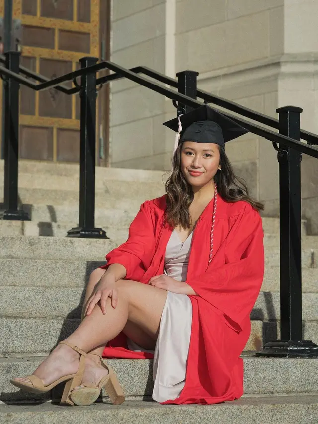 Potret Mayzura Munaf Adik Sherina Lulus dari Boston University. (Sumber: Instagram/mayzurstla)