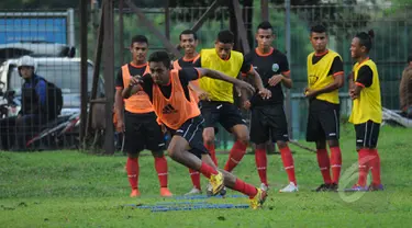 Jelang berlaga di kualifikasi grup H Piala Asia 2016, timnas Timor Leste U-23 melakukan latihan di Lapangan C Senayan, Jakarta, Kamis (26/3/2015). Kualifikasi grup H Piala Asia 2016 akan berlangsung pada 27-31 Maret 2015. (Liputan6.com/Helmi Fithriansyah)