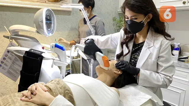 dr Lusiyanti, SpKK Saat Menggunakan Ultraformer MPT pada Pasien (Foto: Dokumentasi Health Liputan6.com)