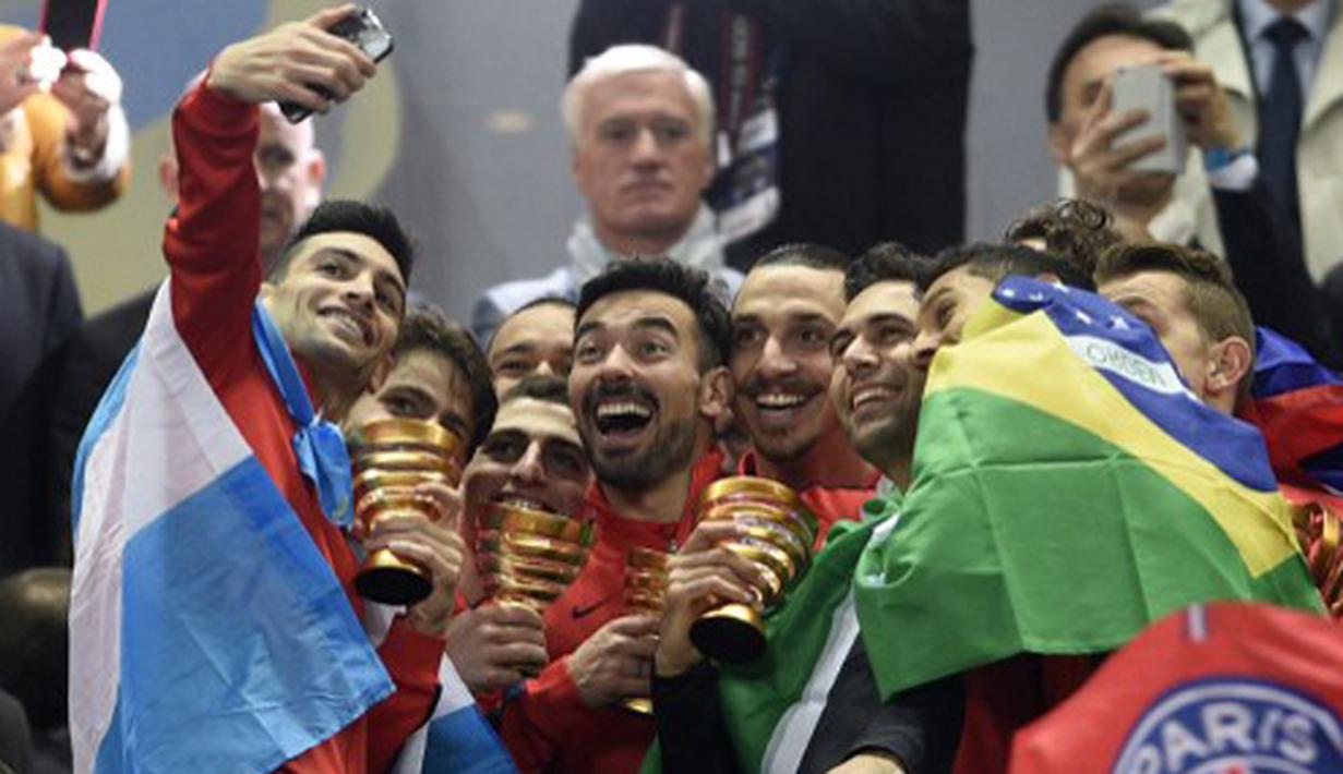 Pemain PSG melakukan selfie di podium juara