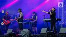 Penampilan Band Cokelat saat tampil sebagai band pembukaa dalam konser Sheila on 7 yang bertajuk 'Tunggu Aku di Jakarta' di kawasan JIExpo Kemayoran, Jakarta Pusat, Sabtu, (28/1/2023). Dalam penampilannya Cokelat mereka membawakan sejumlah lgu hits di antaranya Karma, dan Bendera. (Liputan6.com/Faizal Fanani)