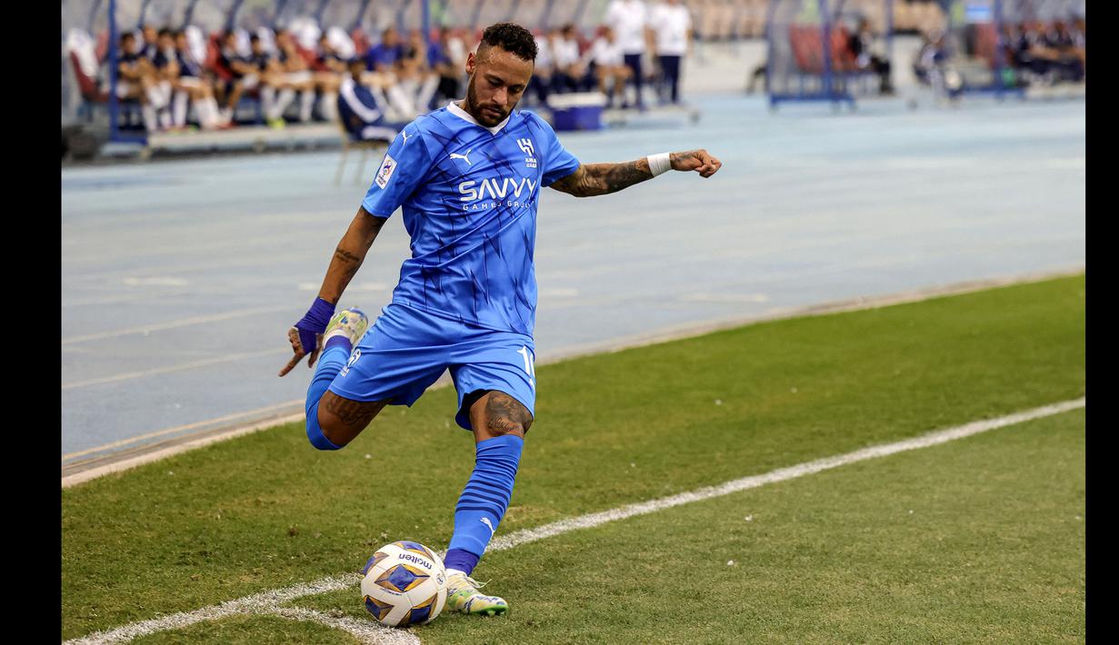Striker Al Hilal, Neymar melepaskan tendangan sudut saat menghadapi PFC Navbahor pada laga Grup D Liga Champions Asia 2023/2024 di King Fahd International Stadium, Riyadh, Selasa (19/9/2023) dini hari WIB. (AFP/Fayez Nureldine)