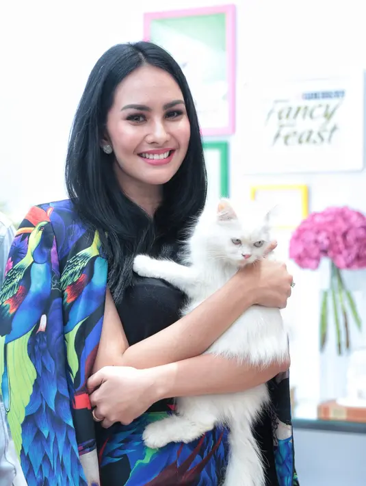 Kartika Putri adalah salah satu artis Indonesia yang punya bibir seksi menawan. Wanita yang dikenal karena berlogat Tegal ini juga punya wajah yang manis. (Adrian Putra/Bintang.com)