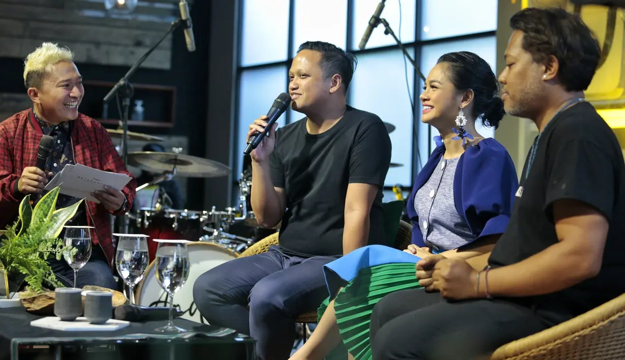 "Sebenarnya mimpi menyelenggarakan sesuatu yang intimate udah dari beberapa tahun lalu. Sekarang jarang ada acara intimate. Biasanya manggung besar dan penonton berjarak. Kangen banget ada showcase yang intimate," ungkap Andien. (Adrian Putra/Bintang.com)