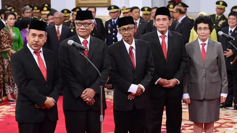 Dewan Pengawas KPK di Istana Negara, Jumat (20/12/2019).)