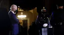 Presiden AS Joe Biden dan Ibu Negara Jill Biden memberi penghormatan kepada polisi yang tewas dalam kerusuhan Capitol Hill Brian Sicknick di tengah Capitol Rotunda, Washington, Selasa (2/2/2021). Abu jenazah Brian Sicknick dihadirkan dalam upacara ini. (Leah Millis/Pool via AP)