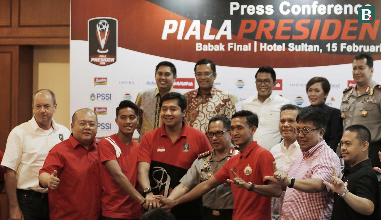 Foto bersama usai konferensi pers jelang laga final Piala Presiden 2018 di Hotel Sultan, Jakarta, Kamis (15/2/2018). Final dan semifinal Piala Presiden 2018 akan digelar di SUGBK Jakarta. (Bola.com/M Iqbal Ichsan)
