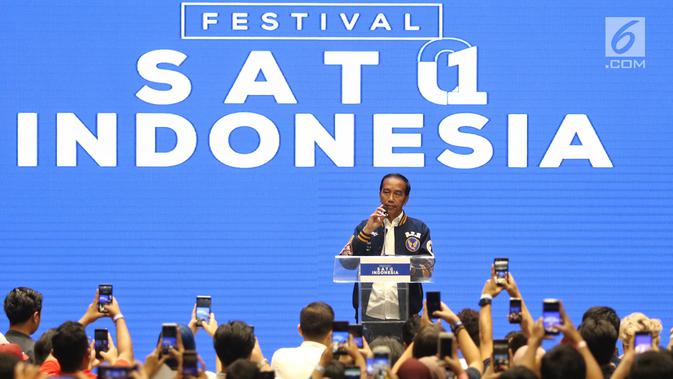 Calon Presiden petahana Joko Widodo saat memberikan pidato politiknya pada acara Festival Satu Indonesia di Istora, Senayan, Jakarta, Minggu (10/3). Pada pidatonya Jokowi mengenalkan kartu prakerja bila terpilih. (Liputan6.com/Johan Tallo)