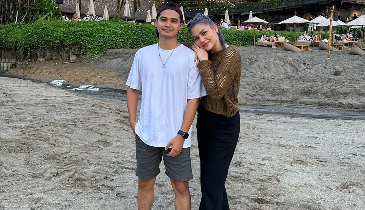 Bahkan, karena foto ini pula banyak netizen yang berspekulasi jika keduanya kembali menjalin hubungan asmara. Meski begitu, baik DJ Katty ataupun Aiman Ricky terlihat cukup santai dengan berbagai komentar yang ada. (Liputan6.com/IG/@dj_kattybutterfly36)