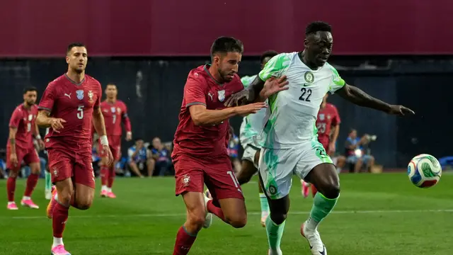 Bek Timnas Portugal Goncalo Inacio (kiri) berebut bola dengan pemain Nigeria, Akor Adams, di laga uji coba di Estadio Dr. Magalhaes Pessoa, Leiria, Portugal, Kamis (11/06/2026) dini hari WIB.