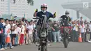 Freestyler melakukan atraksi freestyle sepeda motor saat memeriahkan Festival Damai Millenial Road Safety di Monas, Jakarta, Minggu (23/6/2019). Festival ini menyosialisasikan disiplin berlalu lintas serta merajut persatuan dan kesatuan, khususnya generasi millienial. (merdeka.com/Iqbal Nugroho)