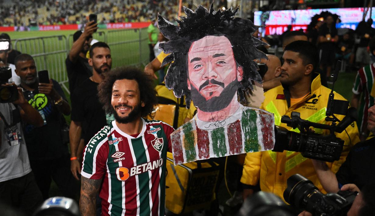 Marcelo berpose di samping dirinya saat perkenalan pemain baru Fluminense di Stadion Maracana, Rio de Janeiro, Brasil, Sabtu (11/03/2023) WIB. Mantan pemain Real Madrid tersebut bergabung hingga Desember 2024. (AFP/Carl De Souza)