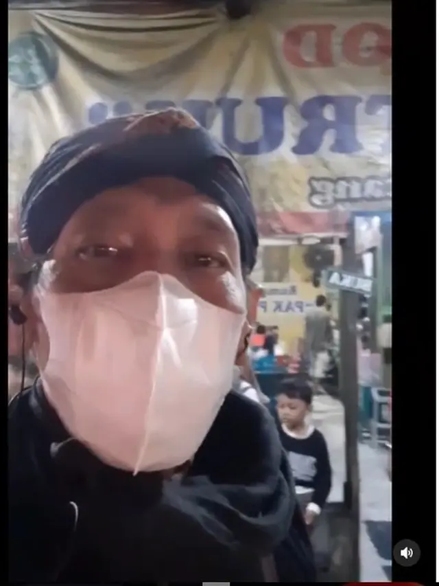 6 Potret Terbaru Ipartok 'Inyong' Pemain Putri Duyung, Kini Konsisten Pakai Blangkon