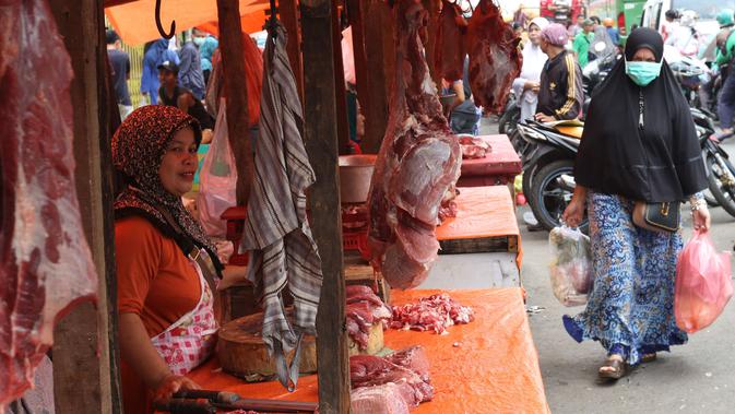 Pedagang menunggu pembeli daging kerbau dan sapi di Pasar Ciledug, Tangerang, Rabu (13/6). Dua hari menjelang Lebaran, pedagang daging musiman menjamur dengan menggelar dagangan di pinggir-pingir jalan. (Liputan6.com/Angga Yuniar)