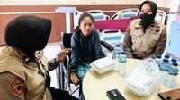 Korban laka lantas yang mengalami patah tulang kaki mendapatkan terapi dari Biro SDM Polda Riau. (Liputan6.com/M Syukur)