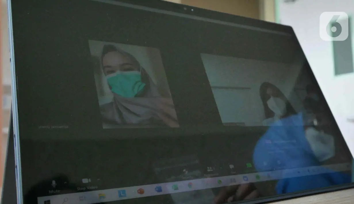 Pasien berkonsultasi menggunakan pelayanan medis jarak jauh atau Telemedicine dengan Dokter di RSUD Pasar Minggu, Jakarta, Jumat (18/2/2022). Layanan Telemedicine juga dapat digunakan bagi warga positif Covid-19 bergejala ringan yang menjalani isoman di rumah. (Liputan6.com/Herman Zakharia)