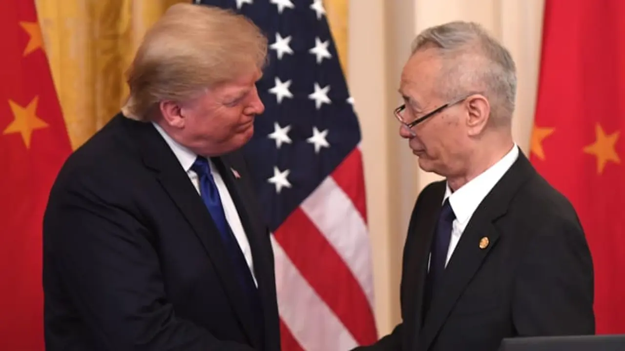 Wakil Perdana Menteri China Liu He berjabat tangan dengan Presiden AS Donald Trump