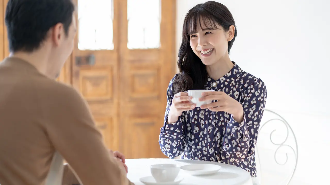 perempuan dan pasangan diam diam senyum