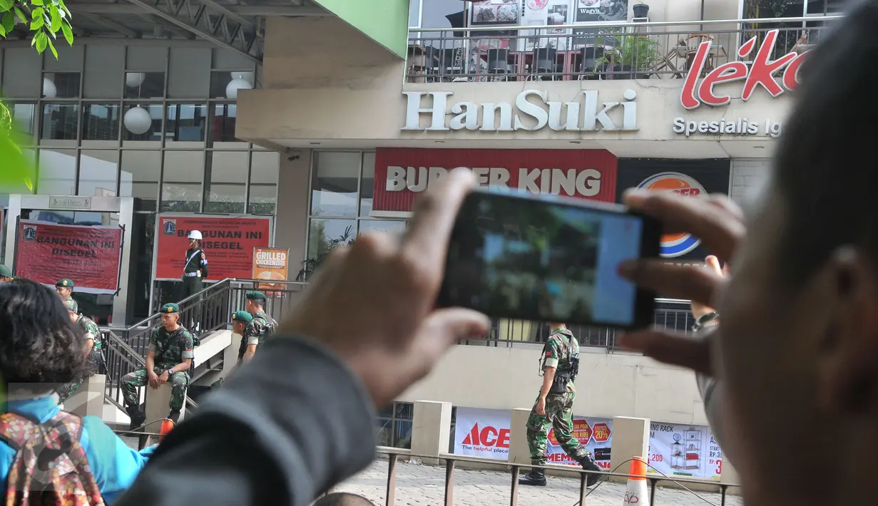 Seorang Pria sedang mengabadikan gambar pada saat penyegelan Mal Tebet Green, Jakarta, Kamis (23/7/15). Kata salah satu Karyawan Tebet Green, Mal ini sudah berkali-kali disegel. (Liputan6.com/Herman Zakharia)