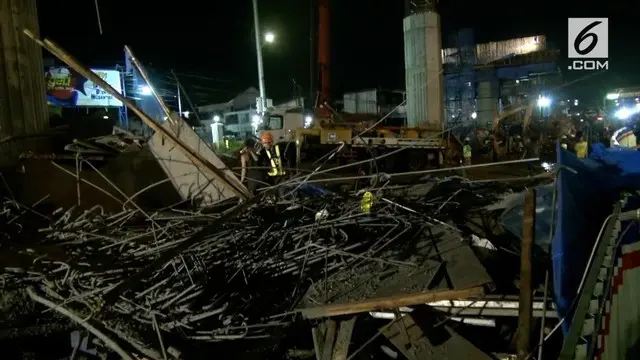 Tiang penyangga bangunan tol Becakayu di jalan DI Pandjaitan, Cawang, Jakarta Timur, roboh, selasa dini hari tadi