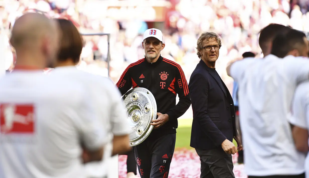 Selebrasi pelatih Bayern Munchen, Thomas Tuchel dengan trofi Liga Jerman 2022/2023 setelah berakhirnya laga pekan terakhir menghadapi FC Cologne di Cologne, Jerman (27/5/2023). Kemenangan 2-1 atas FC Cologne memastikan Bayern Munchen merebut gelar Liga Jerman 2022/2023. (AP Photo/Matthias Schrader)