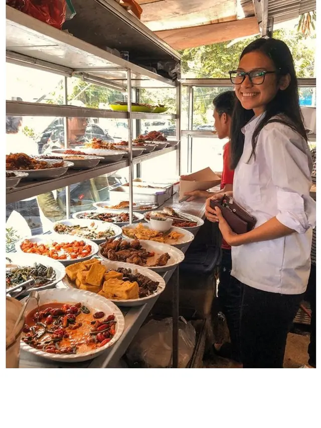 Tak Hanya Sophia Latjuba, 7 Selebriti Ini juga Tak Malu Makan di Warteg