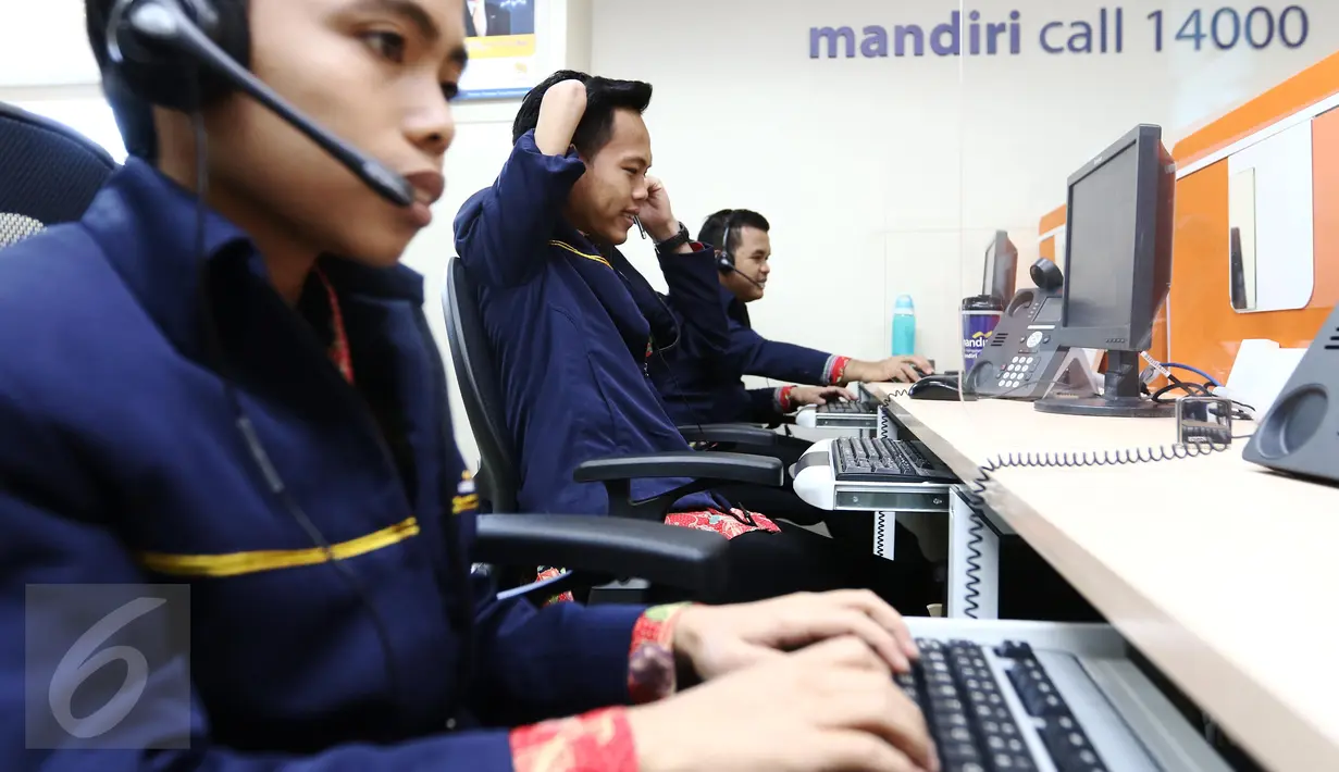 Aktivitas pegawai penyandang disabilitas di gedung call center Bank Mandiri, Tangerang Selatan, Senin (18/4). Tahun ini, Bank Mandiri menargetkan dapat menerima lebih dari 100 penyandang disabilitas untuk menjadi pegawainya. (Liputan6.com/Angga Yuniar)
