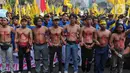 Mahasiswa berunjuk rasa atau demo BBM naik di kawasan Patung Kuda, Jakarta, Senin (5/9/2022). Mereka datang membawa atribut bendera organisasi hingga spanduk tuntutan menolak kenaikan BBM. (Liputan6.com/Angga Yuniar)