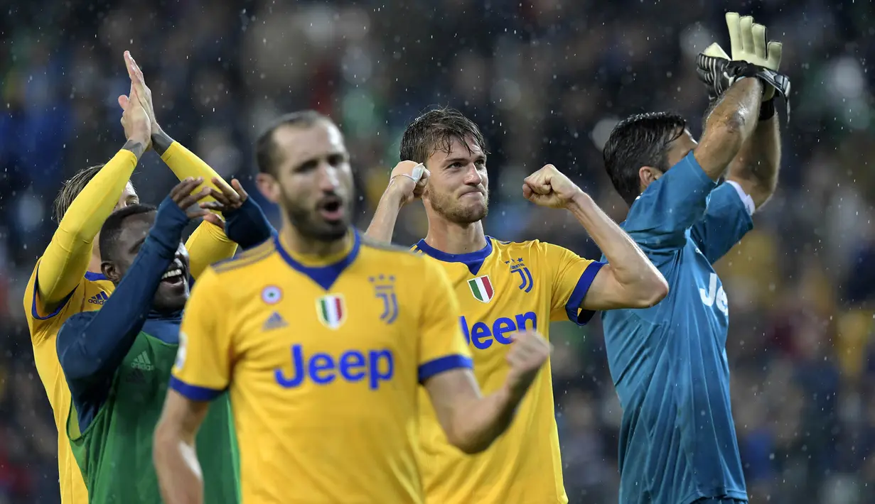 Para pemain Juventus menyapa suporter usai mengalahkan Udinese pada laga Serie A Italia di Stadion Friuli, Udine, Minggu (22/10/2017). Udinese kalah 2-6 dari Juventus. (AP/Alberto Lancia)