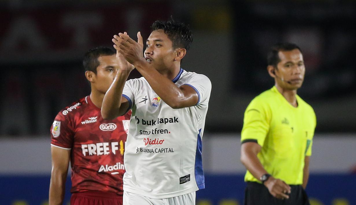 Pemain PSIM Yogyakarta, Sugeng Efendi merayakan gol kemenangan timnya saat matchday ke-8 Grup C Liga 2 2021 antara Persis Solo melawan PSIM Yogyakarta di Stadion Manahan, Solo, Senin (15/11/2021). (Bola.com/Bagaskara Lazuardi)