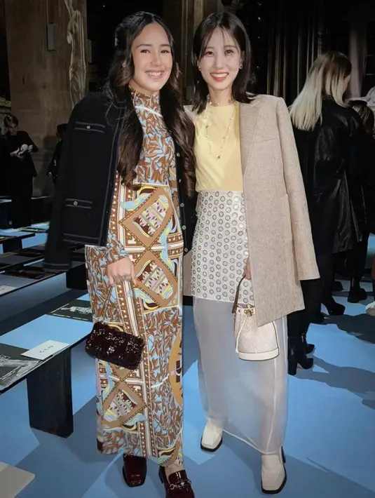 Di acara yang sama, Beby Tsabina mengenakan head-to-toe Tory Burch, mulai dari dress-loafer. [@bebytsabina].