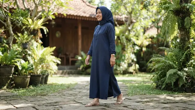 Model Gamis Katun Polos untuk Cuaca Panas yang Nyaman Dipakai Ibu-ibu