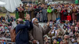 Umat muslim memanjatkan doa saat imam memamerkan peninggalan Nabi Muhammad pada peringatan Isra Miraj di Masjid Hazratbal, Srinagar, Kashmir, India, Jumat (12/3/2021). Ribuan muslim Kashmir berkumpul di Masjid Hazratbal yang menyimpan janggut Nabi Muhammad. (AP Photo/Dar Yasin)