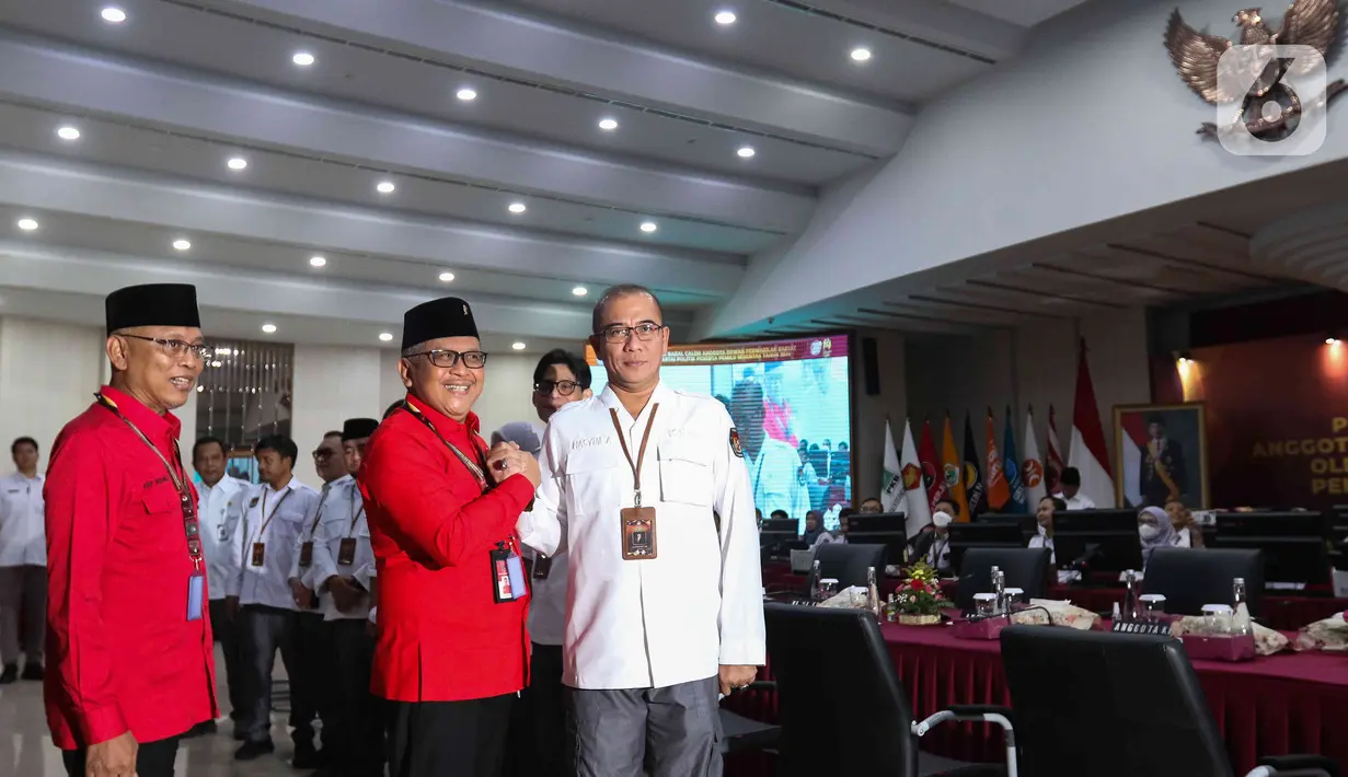 Lalu ada perwakilan RedMe, angklung, wanita berkebaya yang terdiri dari ibu-ibu dan milenial, laki-laki milenial beskap jawa, ondel-ondel dan tari serta rangkaian andong. (Liputan6.com/Herman Zakharia)
