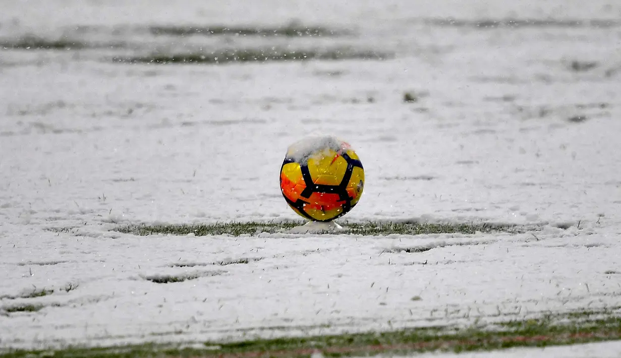 Bola yang diselimuti salju terlihat di Allianz Stadium di Turin, Italia, (25/2). Juventus kini berada di posisi kedua dengan 65 poin, selisih satu poin dengan Napoli di puncak klasemen. (AFP Photo/Alberto Pizzoli)