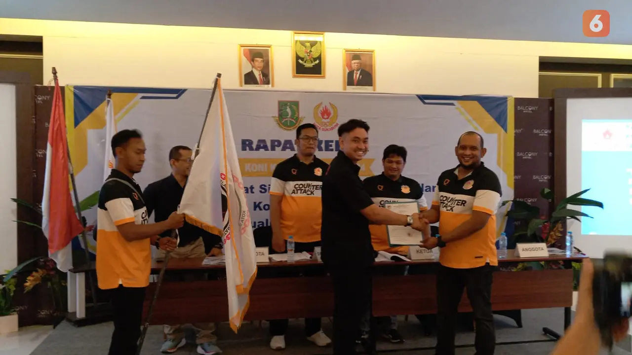 Ketua Umum IBCA-MMA Kota Sukabumi, Irsan P Munandar menyerahkan bendera IBCA-MMA kepada Ketua Koni Kota Sukabumi (Liputan6.com/Istimewa).