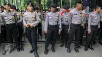 Personel kepolisian bersiaga di depan Gedung Kementerian Pertanian, Jakarta, Selasa (3/1). Sedikitnya 2.500 personel kepolisian mengamankan jalannya sidang dugaan penodaan agama dengan terdakwa Basuki Tjahaja Purnama (Ahok). (Liputan6.com/Helmi Afandi)