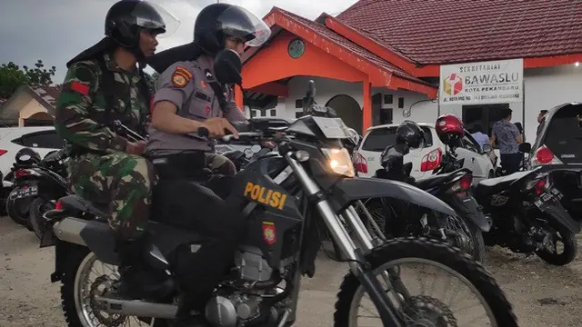 Patroli polisi dan TNI mengantisipasi terjadinya politik uang menjelang hari pencoblosan.