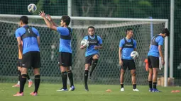 Gunansar Mandowen (tengah) dan sejumlah pemain Timnas Indonesia saat latihan persiapan kualifikasi Piala AFC 2023 yang berlangsung di Lapangan G, Senayan, Sabtu (02/10/2021). Indonesia dijadwalkan akan menghadapi Taiwan pada 7 dan 11 Oktober 2021 di Thailand. (Bola.com/Bagaskara Lazuardi)