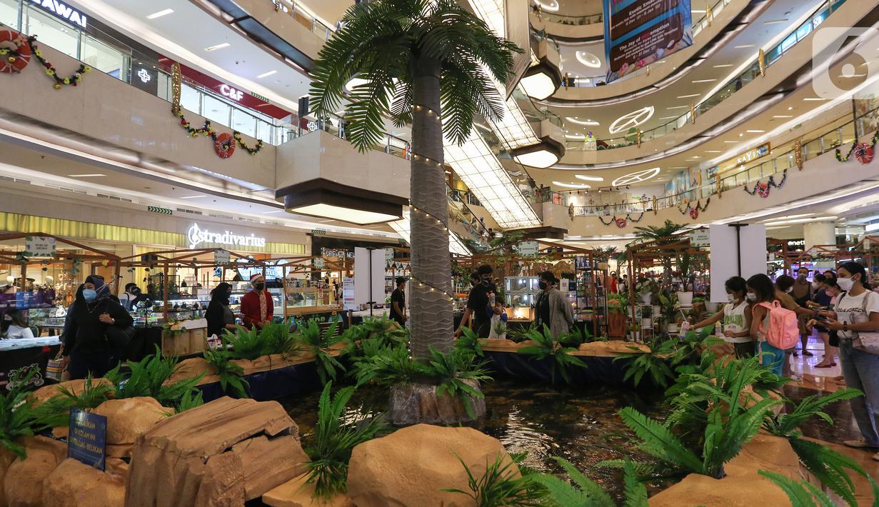 Suasana di area main atrium berhias pohon kelapa dan kolam ikan di Lippo Mall Kemang, Jakarta, Jumat (10/12/2021). Mengusung tagline ‘Enjoy The Tropical Christmas Atmosphere’, nuansa tropical juga dilengkapi dengan kehadiran hewan-hewan dan tumbuhan tropis. (Liputan6.com/Fery Pradolo)