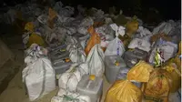 Hasil tangkapan 2 ton minuman keras tradisional di wilayah hukum Polres Kendari. (Liputan6.com/Ahmad Akbar Fua)