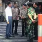 Presiden Jokowi berbincang dengan Kapolri Jenderal Tito Karnavian saat meninjau Gereja Kristen Indonesia di Jalan Arjuna, Surabaya, Minggu (13/5). GPPS merupakan salah satu dari tiga gereja di Surabaya yang diserang bom bunuh diri. (Liputan6.com/Istimewa)