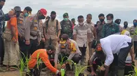Kapolda Riau Irjen Agung Setya Imam Effendi menanam bibit jagung dalam program Jaga Kampung. (Liputan6.com/M Syukur)