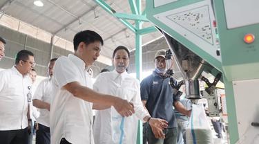 Menteri BUMN Rini Soemarno meninjau Rice Miling Unit (RMU) atau tempat penggilingan padi di Kecamatan Rawamerta, Karawang. Dok BUMN